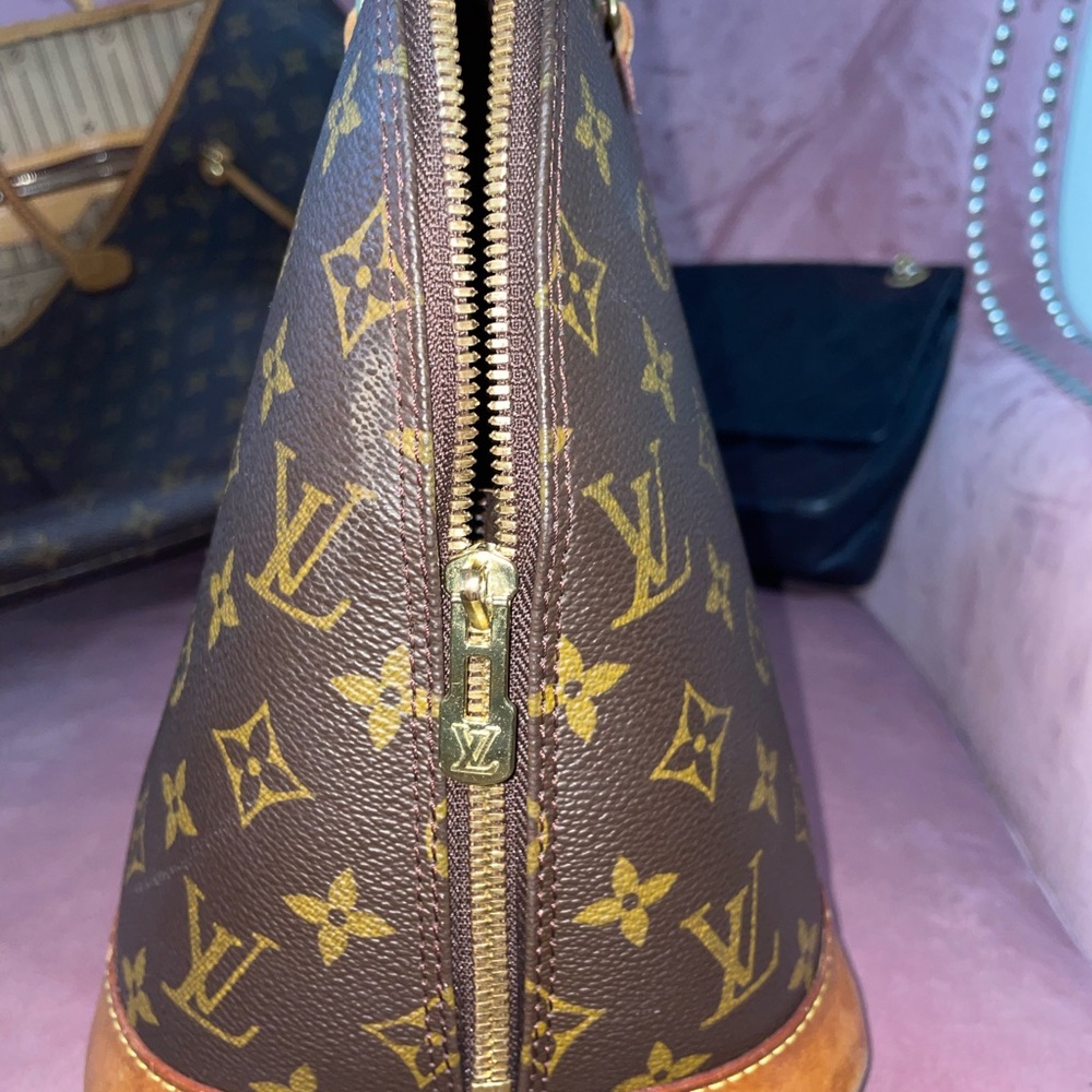 SOLD Monogram Handbag Alma MM - Picture 6 of 12